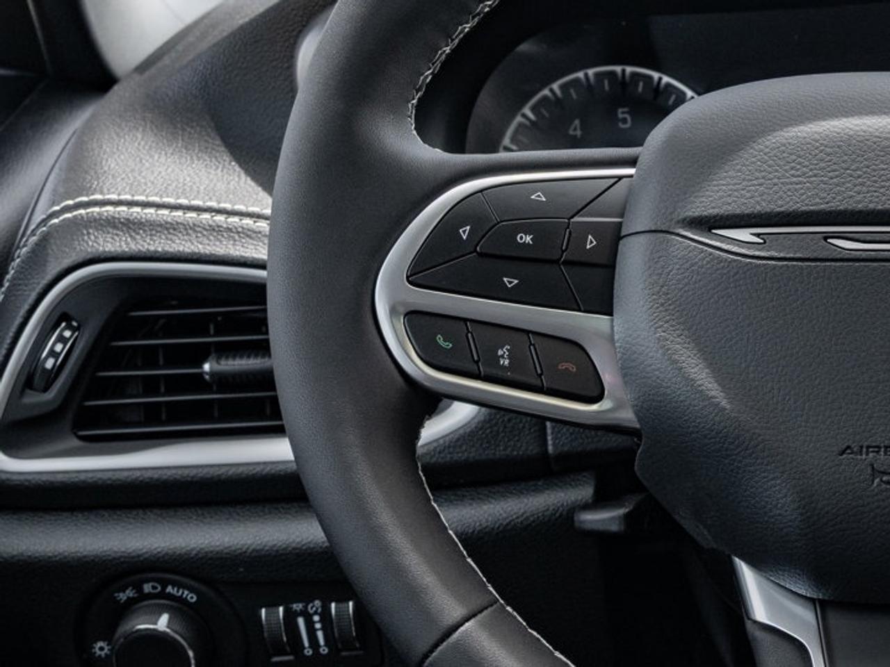 2027 Chrysler Pacifica Select Photo