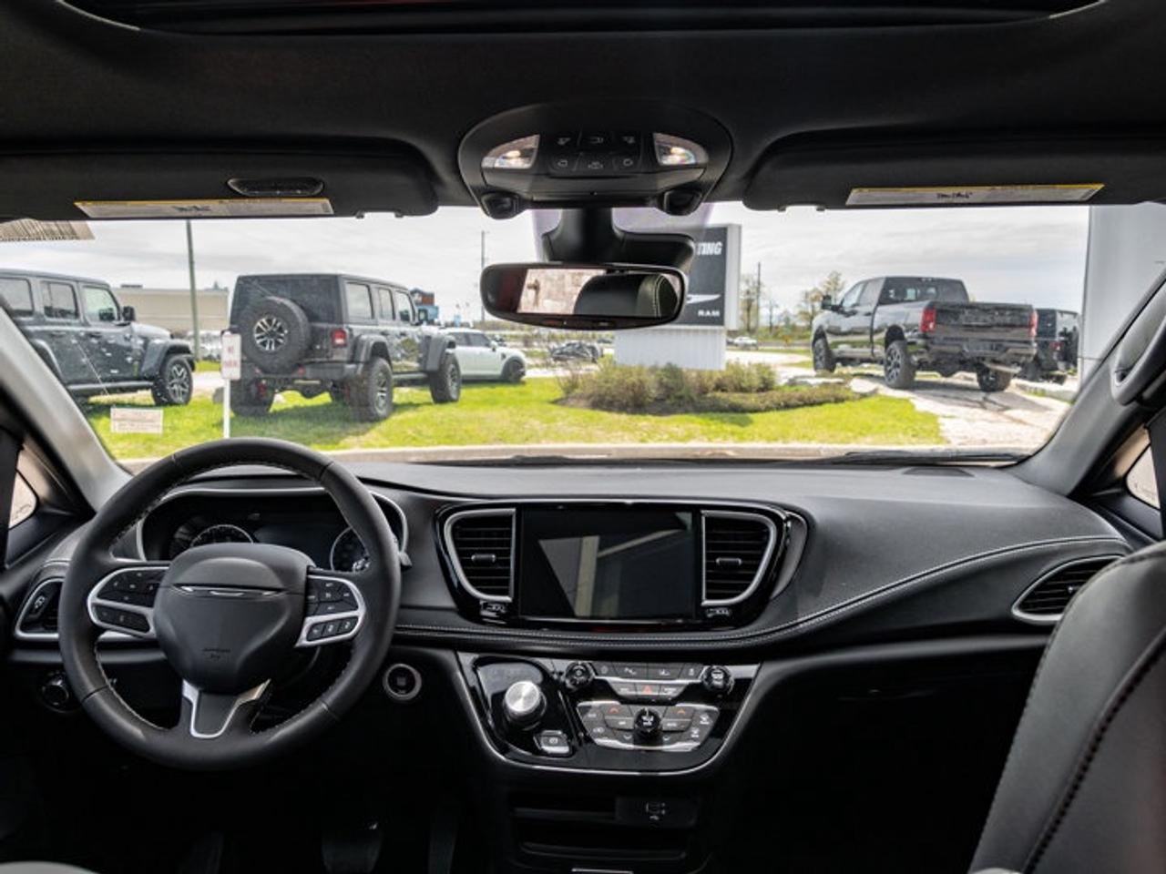 2027 Chrysler Pacifica Select Photo