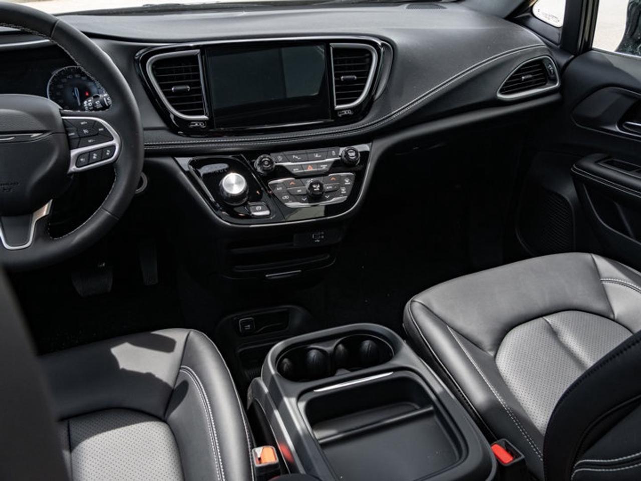 2027 Chrysler Pacifica Select Photo