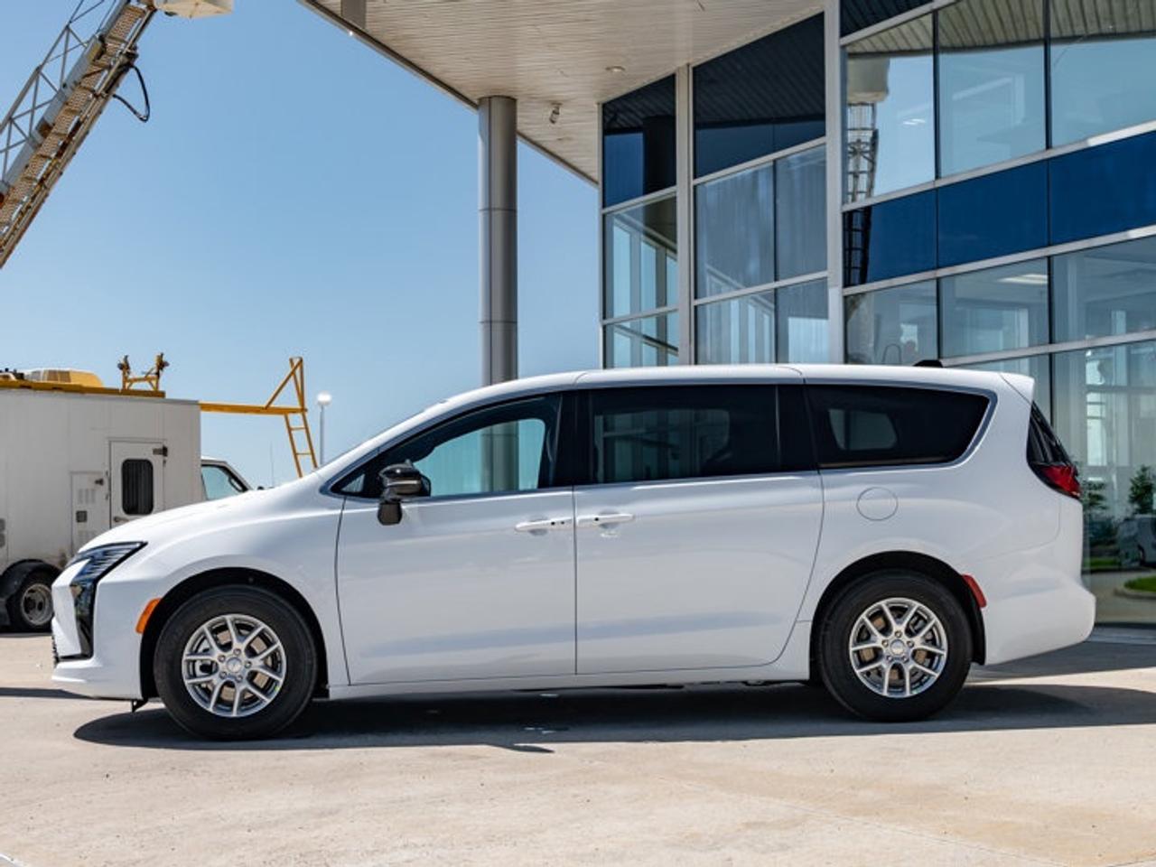 2027 Chrysler Pacifica Select Photo4