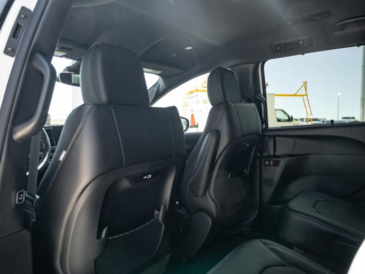 2027 Chrysler Pacifica Select Photo