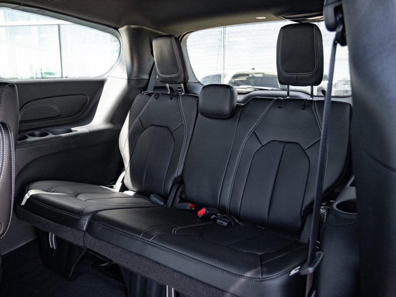 2027 Chrysler Pacifica Select Photo