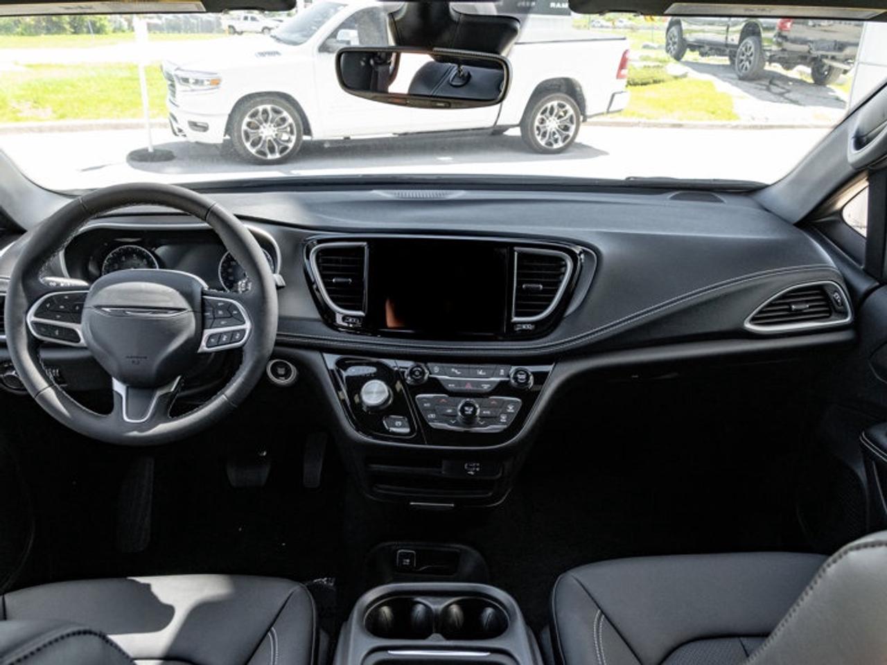 2027 Chrysler Pacifica Select Photo