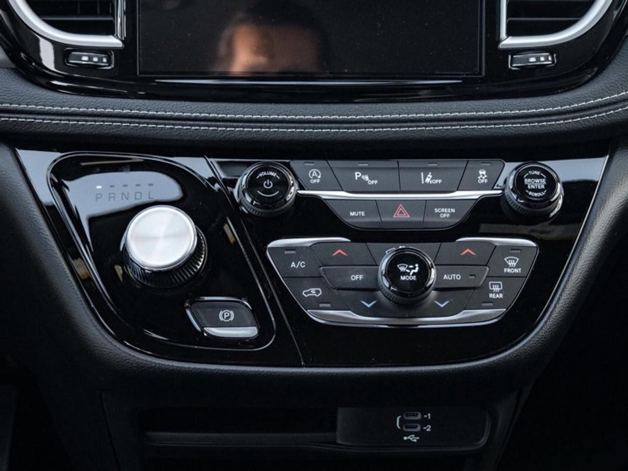 2027 Chrysler Pacifica Select Photo