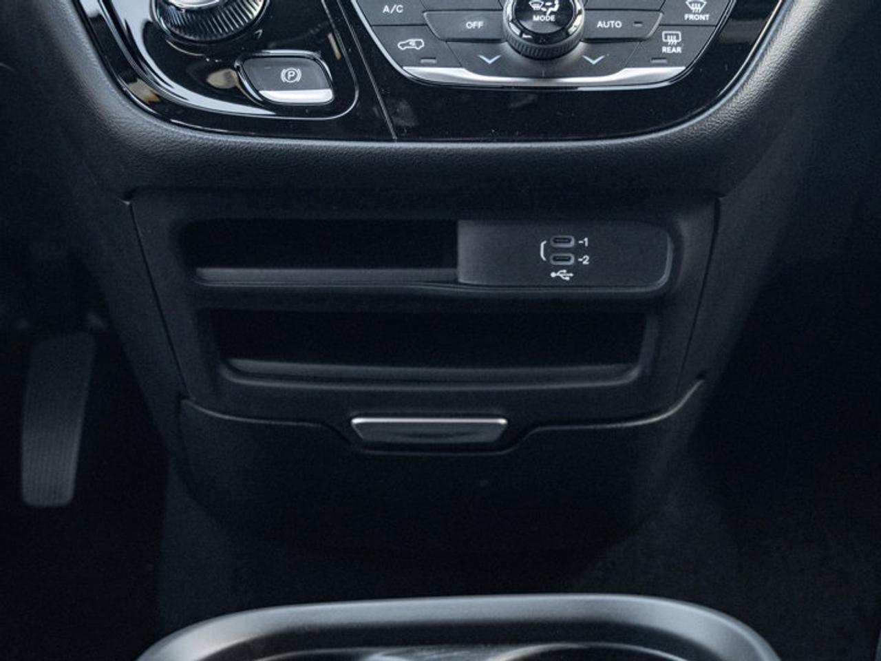 2027 Chrysler Pacifica Select Photo