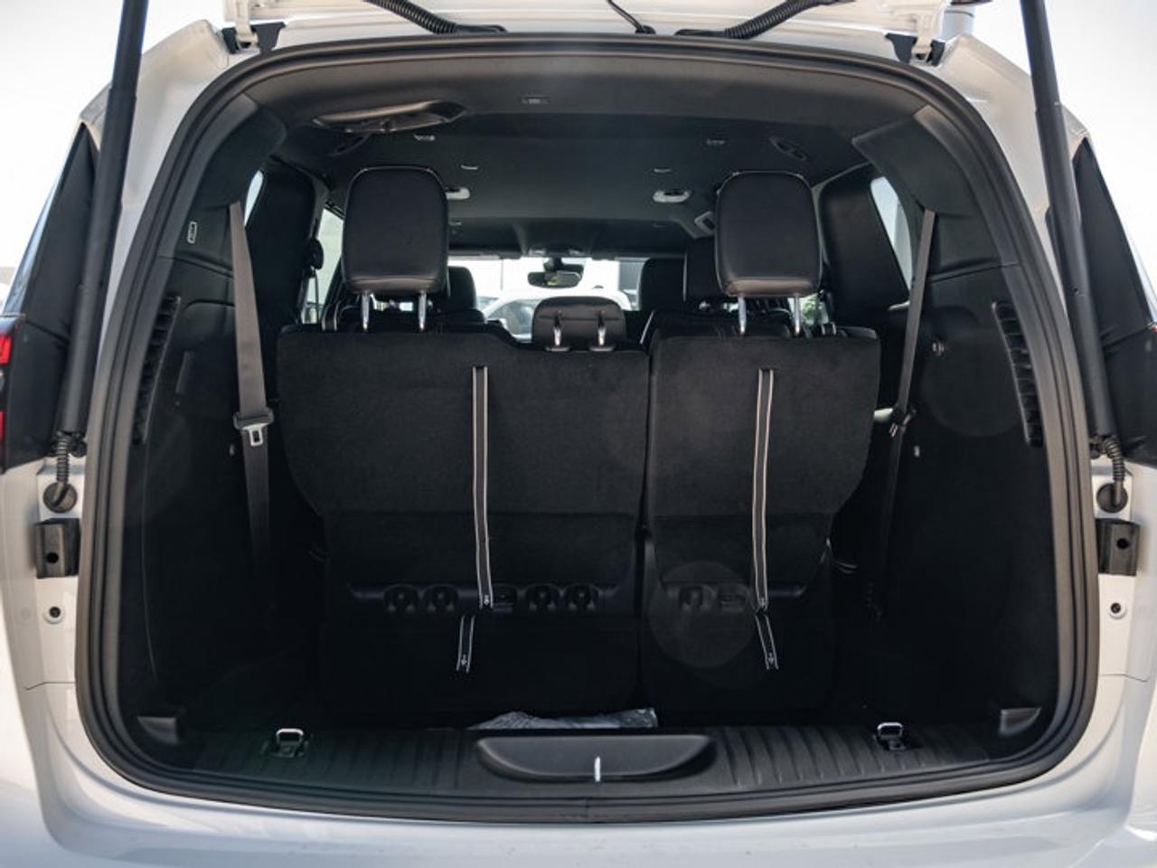 2027 Chrysler Pacifica Select Photo