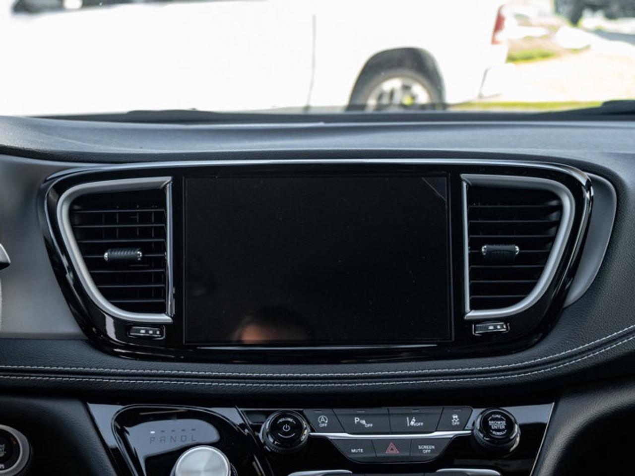 2027 Chrysler Pacifica Select Photo
