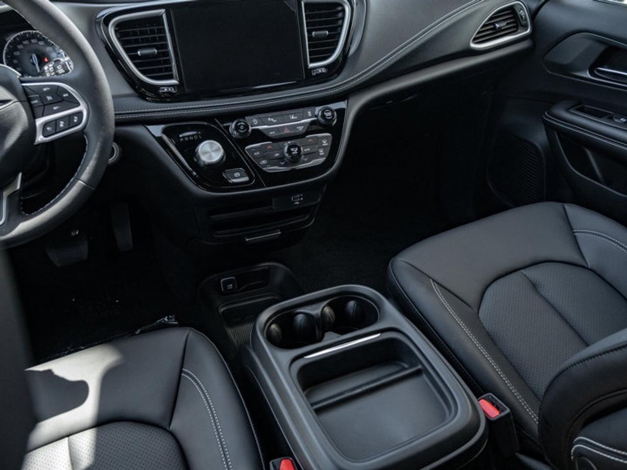 2027 Chrysler Pacifica Select Photo