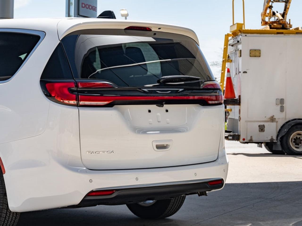 2027 Chrysler Pacifica Select Photo