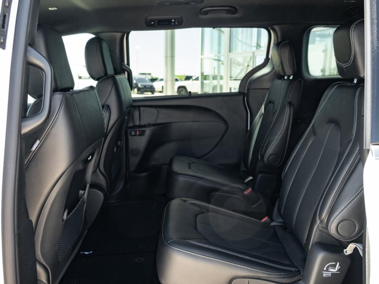 2027 Chrysler Pacifica Select Photo
