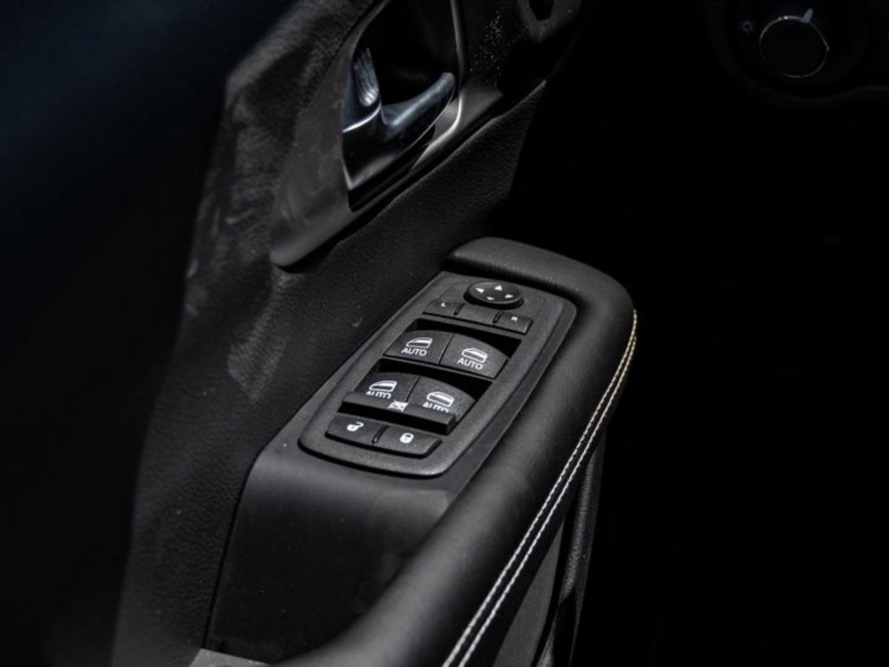 2027 Chrysler Pacifica Select Photo