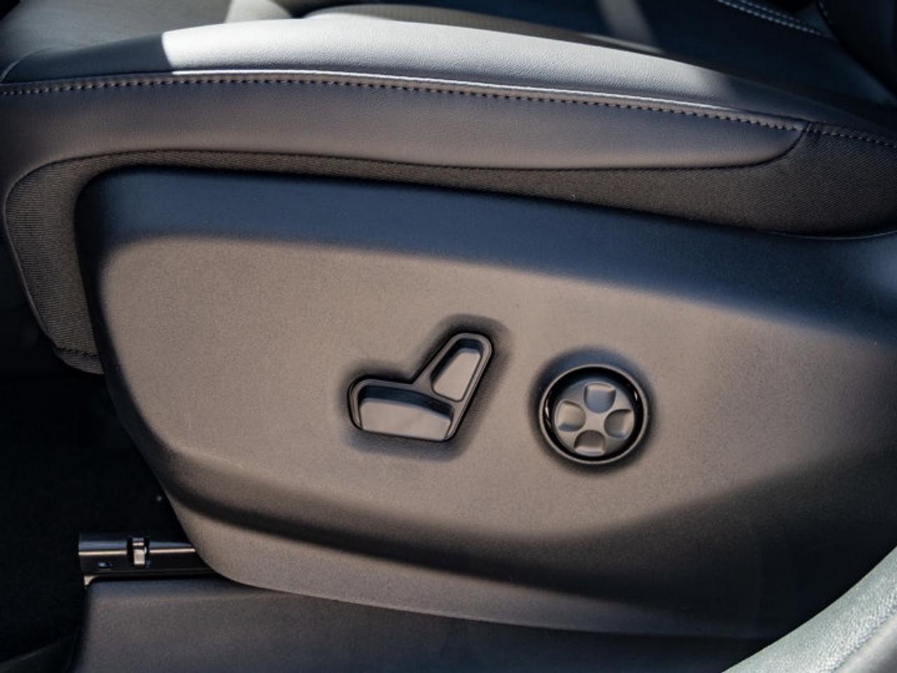2027 Chrysler Pacifica Select Photo