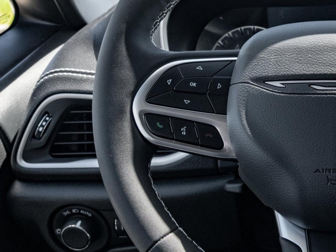 2027 Chrysler Pacifica Select Photo