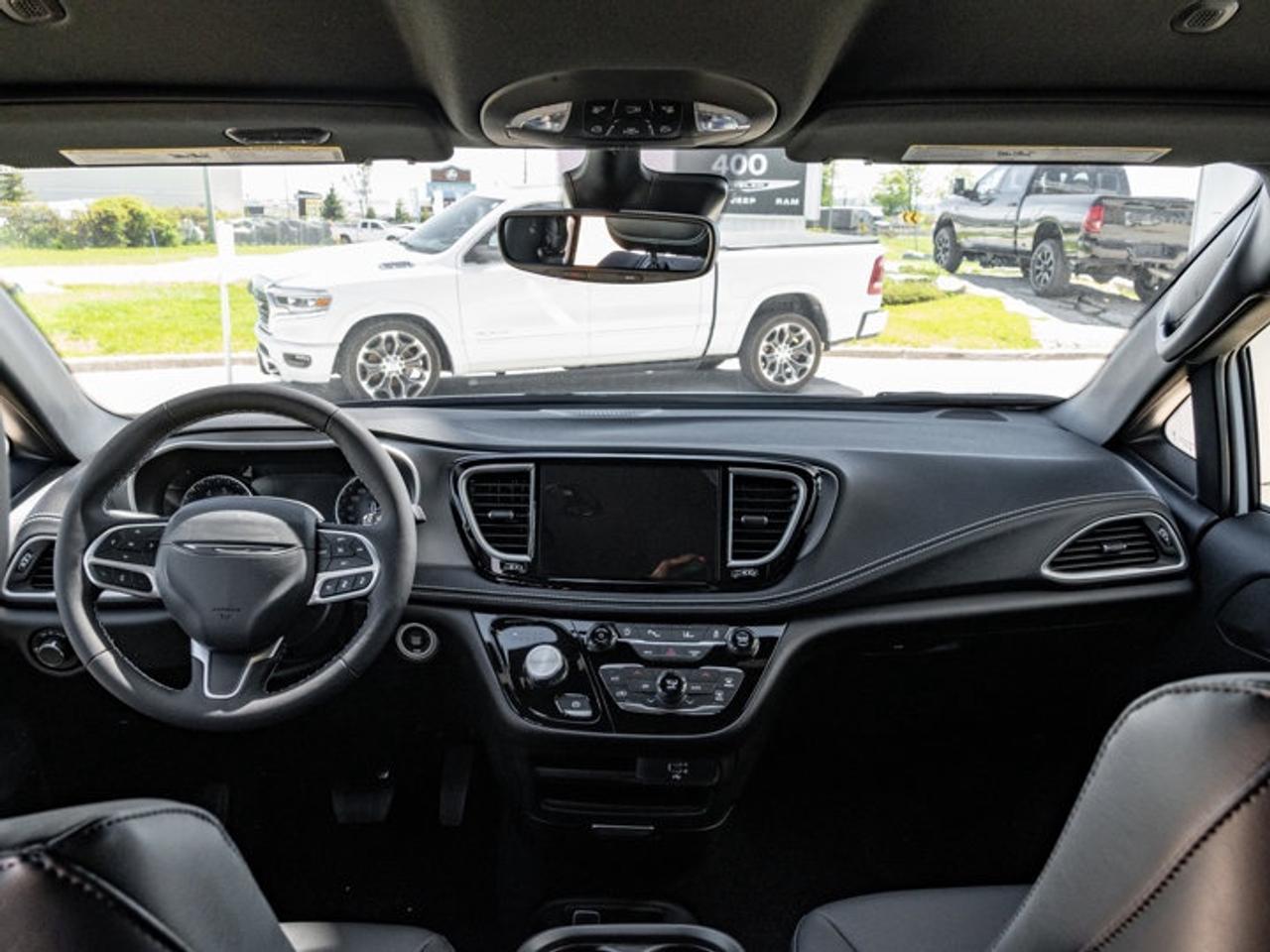 2027 Chrysler Pacifica Select Photo