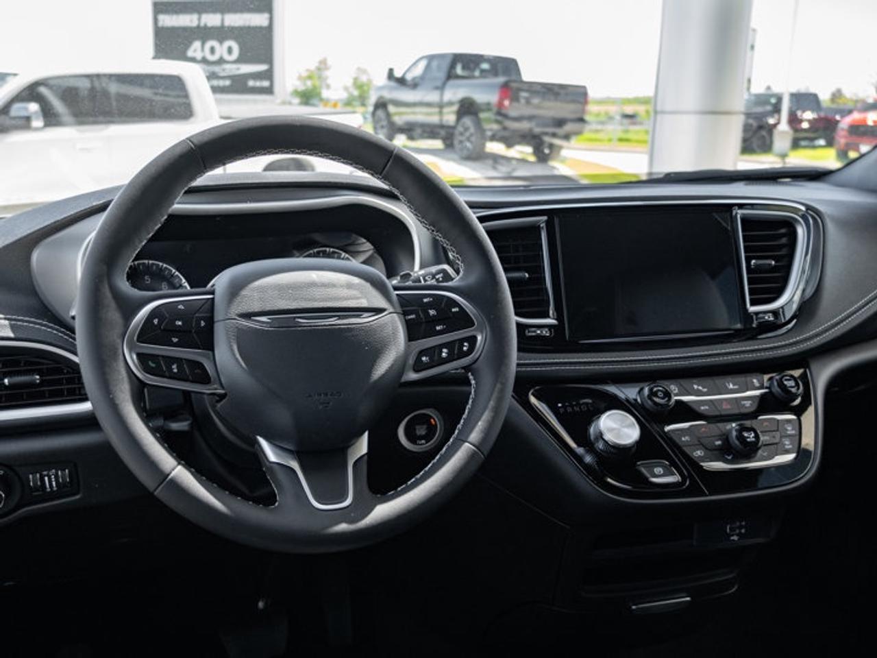 2027 Chrysler Pacifica Select Photo