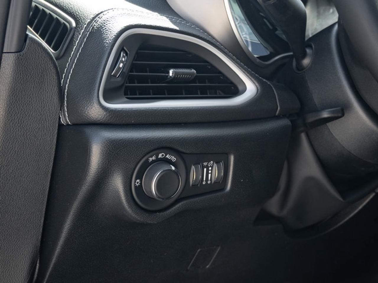 2027 Chrysler Pacifica Select Photo