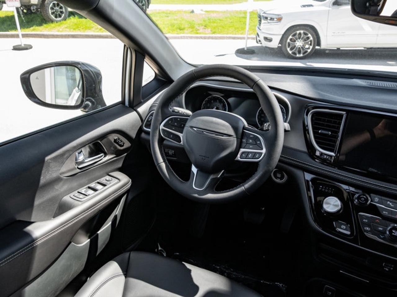 2027 Chrysler Pacifica Select Photo