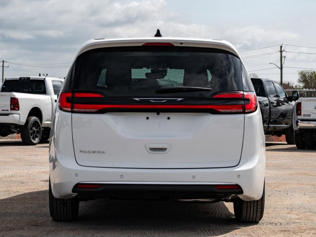2027 Chrysler Pacifica Select Photo
