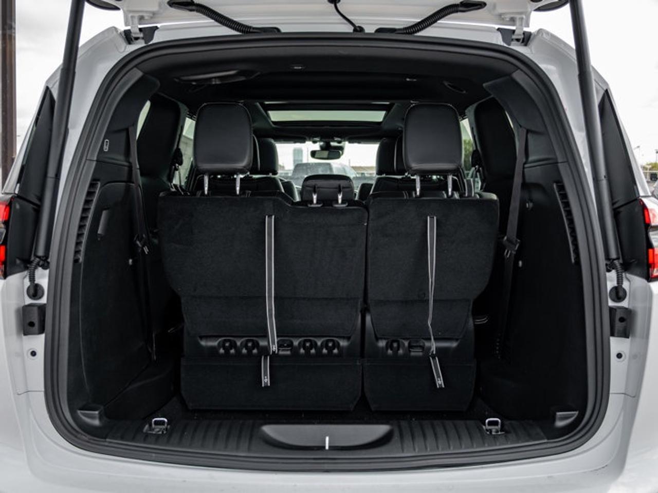 2027 Chrysler Pacifica Select Photo
