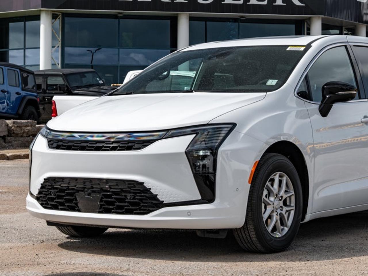 2027 Chrysler Pacifica Select Photo