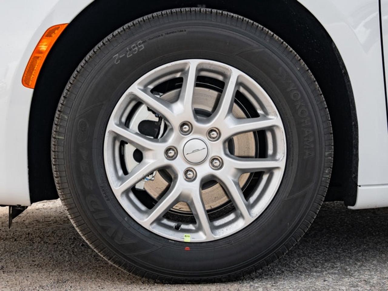 2027 Chrysler Pacifica Select Photo
