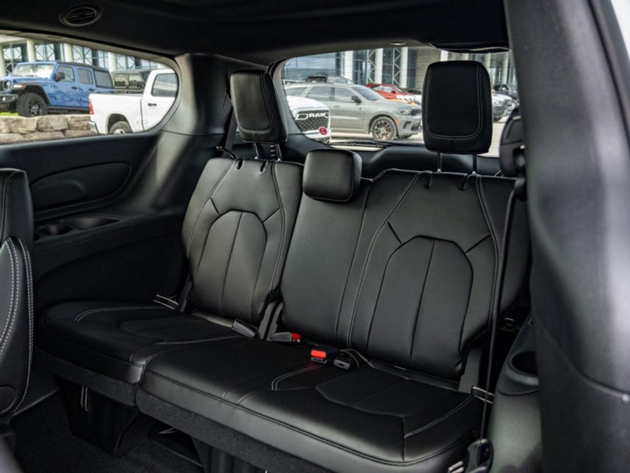 2027 Chrysler Pacifica Select Photo