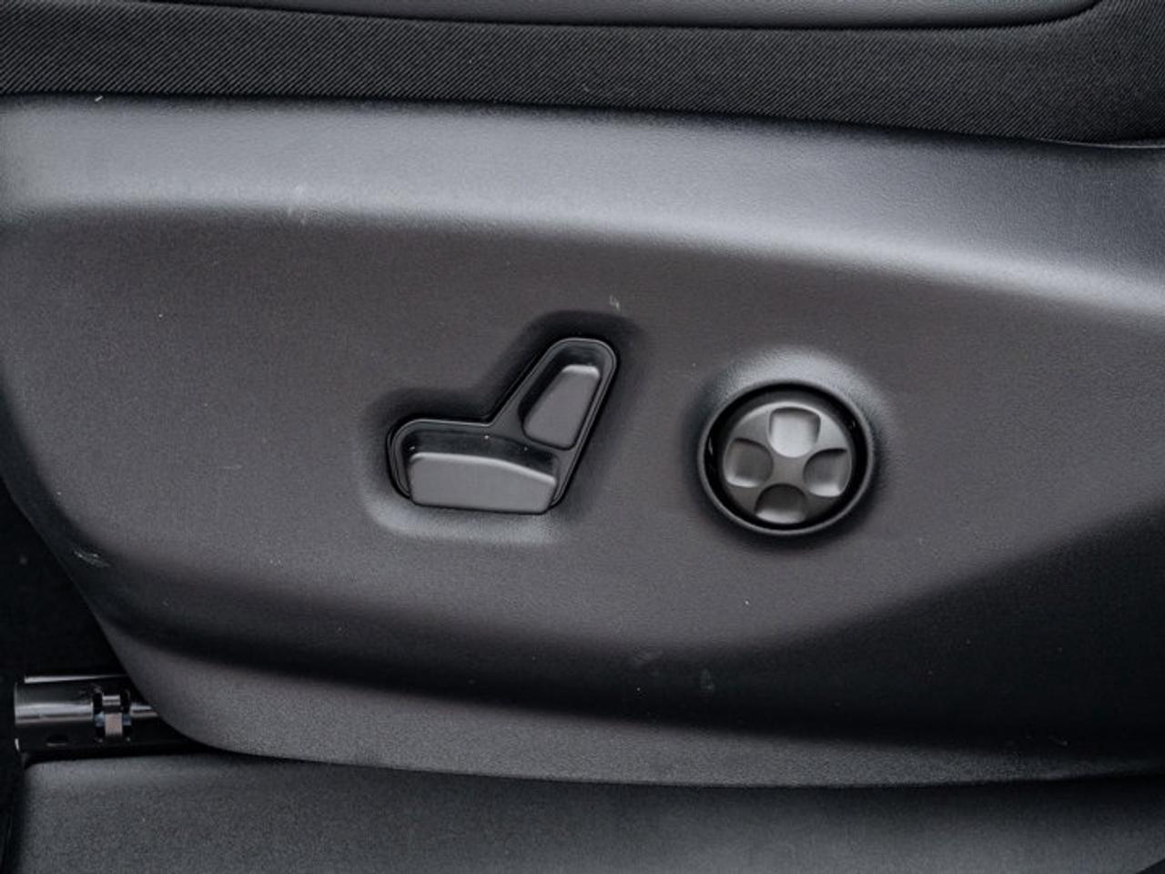 2027 Chrysler Pacifica Select Photo