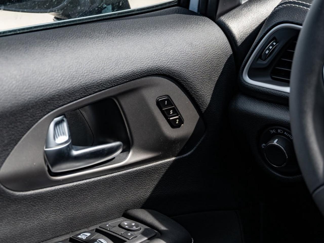 2027 Chrysler Pacifica Select Photo