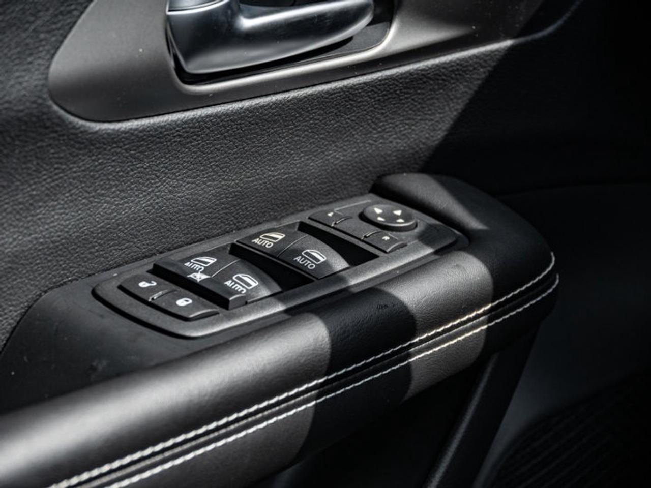 2027 Chrysler Pacifica Select Photo
