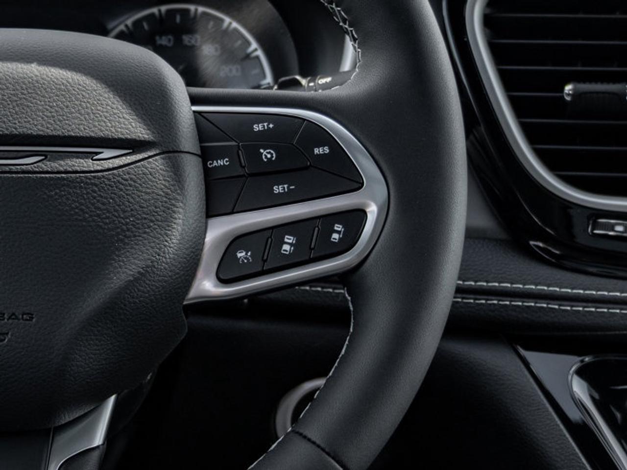 2027 Chrysler Pacifica Select Photo
