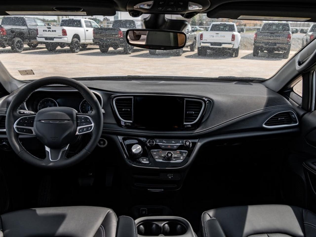2027 Chrysler Pacifica Select Photo