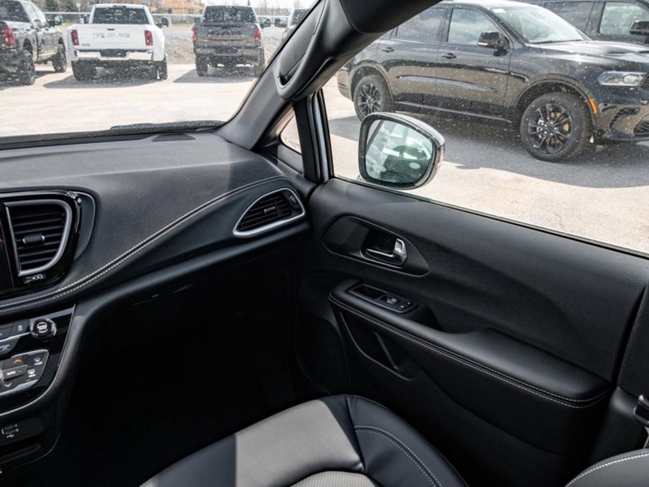 2027 Chrysler Pacifica Select Photo