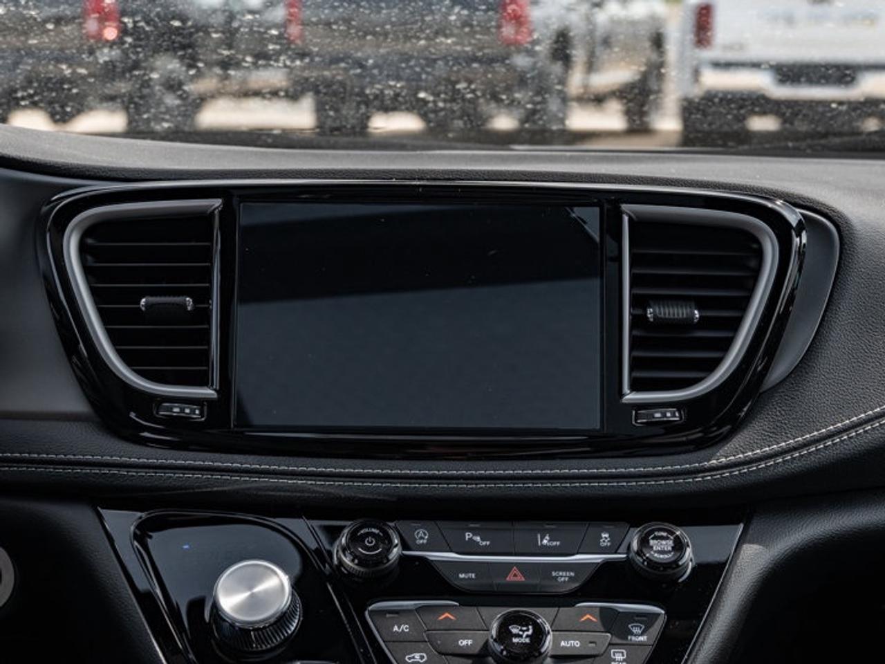 2027 Chrysler Pacifica Select Photo