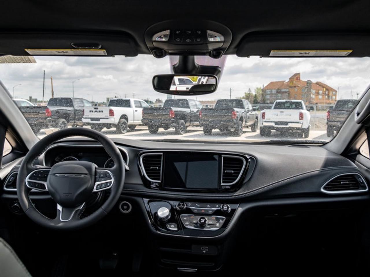 2027 Chrysler Pacifica Select Photo