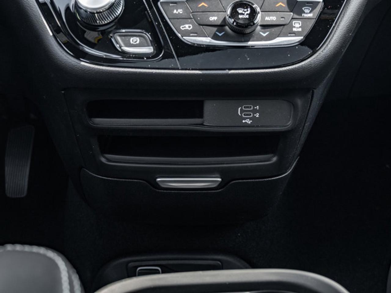 2027 Chrysler Pacifica Select Photo