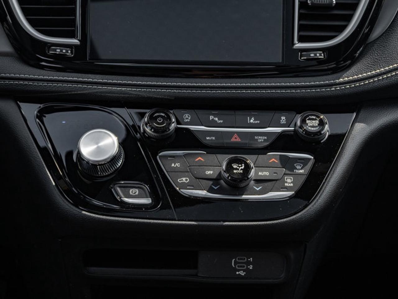 2027 Chrysler Pacifica Select Photo