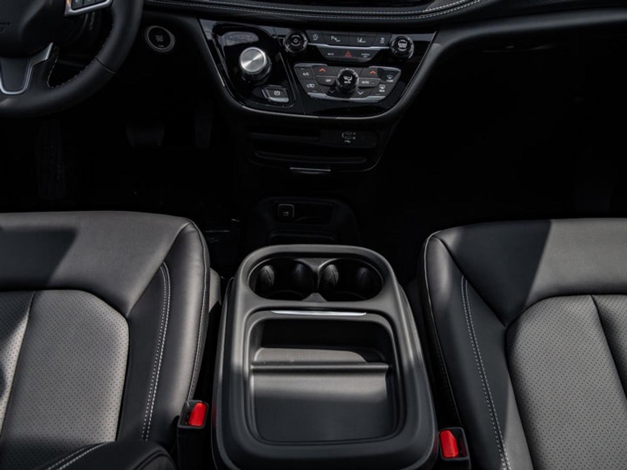 2027 Chrysler Pacifica Select Photo