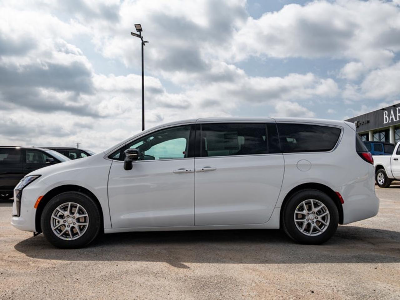 2027 Chrysler Pacifica Select Photo