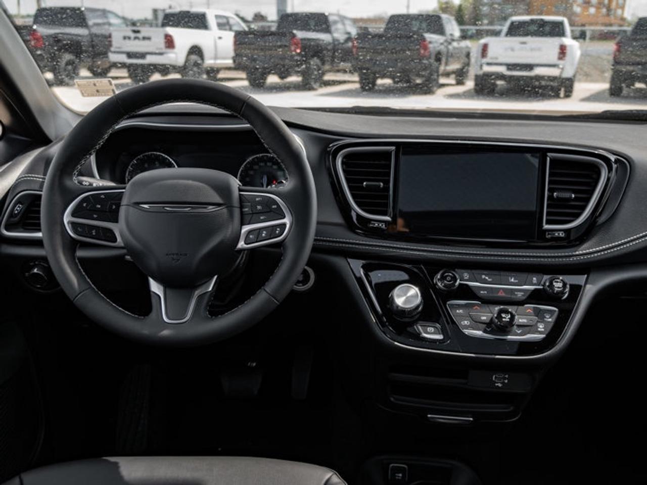 2027 Chrysler Pacifica Select Photo