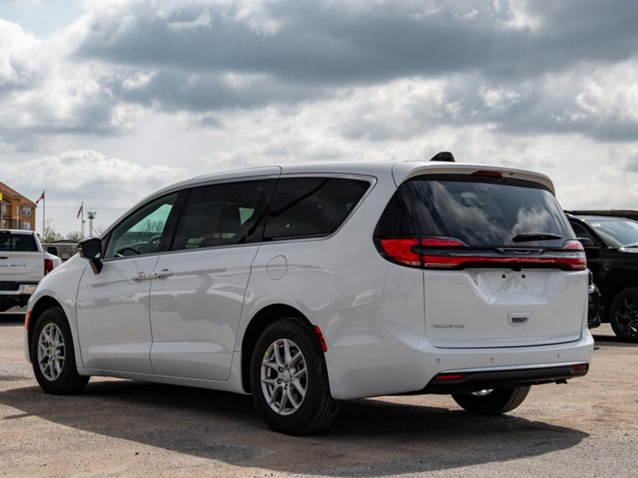 2027 Chrysler Pacifica Select Photo