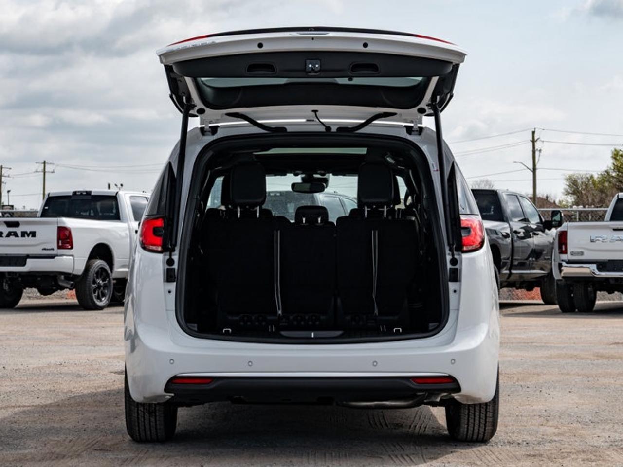 2027 Chrysler Pacifica Select Photo