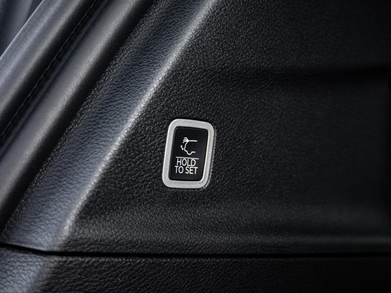 2027 Chrysler Pacifica Select Photo