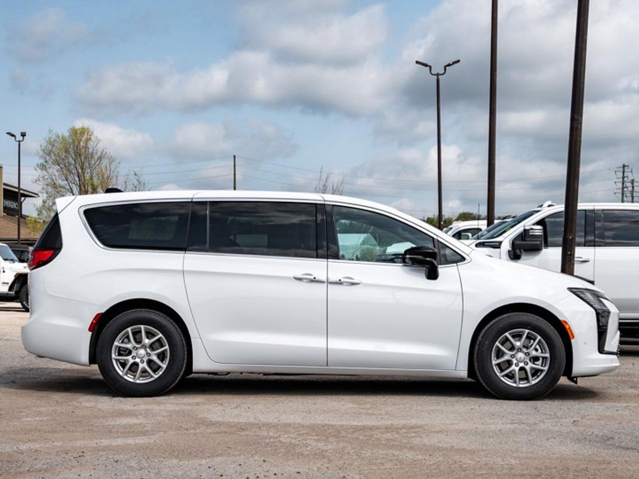 2027 Chrysler Pacifica Select Photo