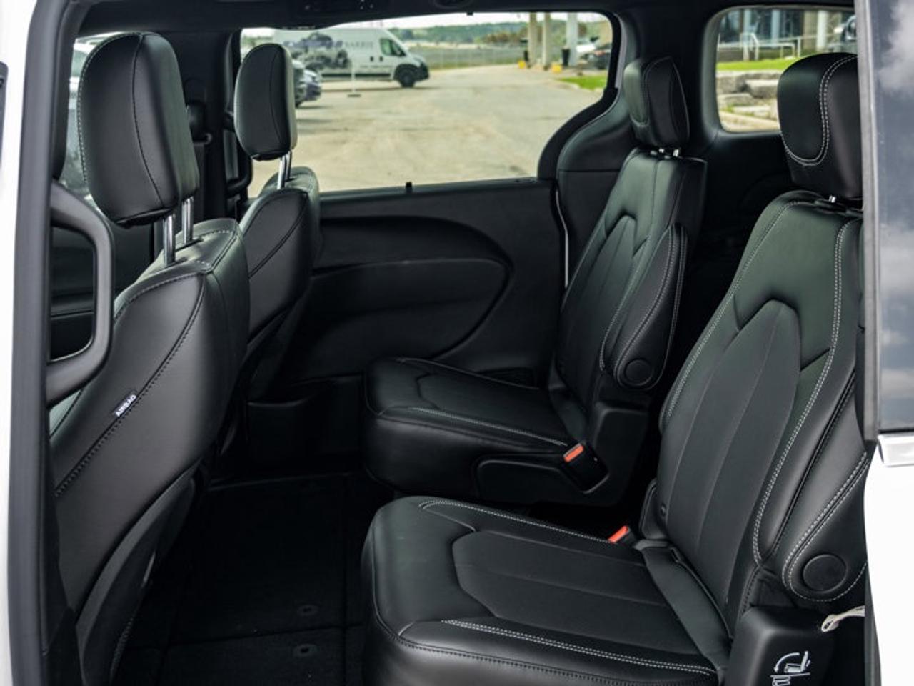 2027 Chrysler Pacifica Select Photo