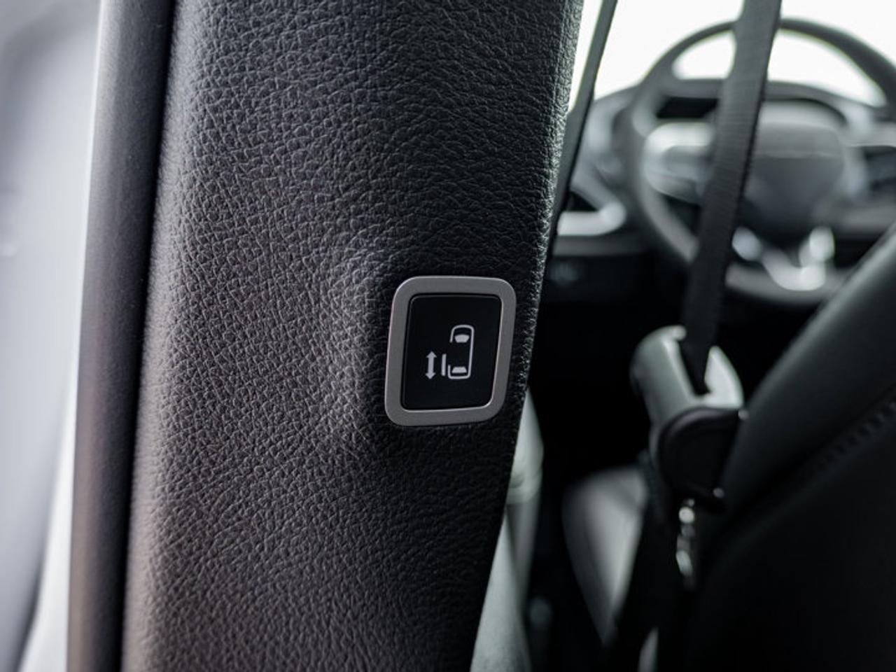2027 Chrysler Pacifica Select Photo