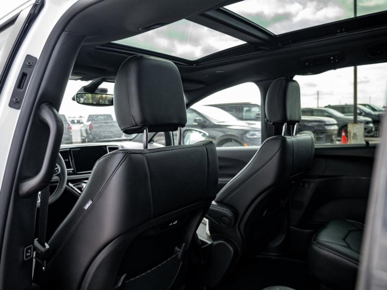 2027 Chrysler Pacifica Select Photo