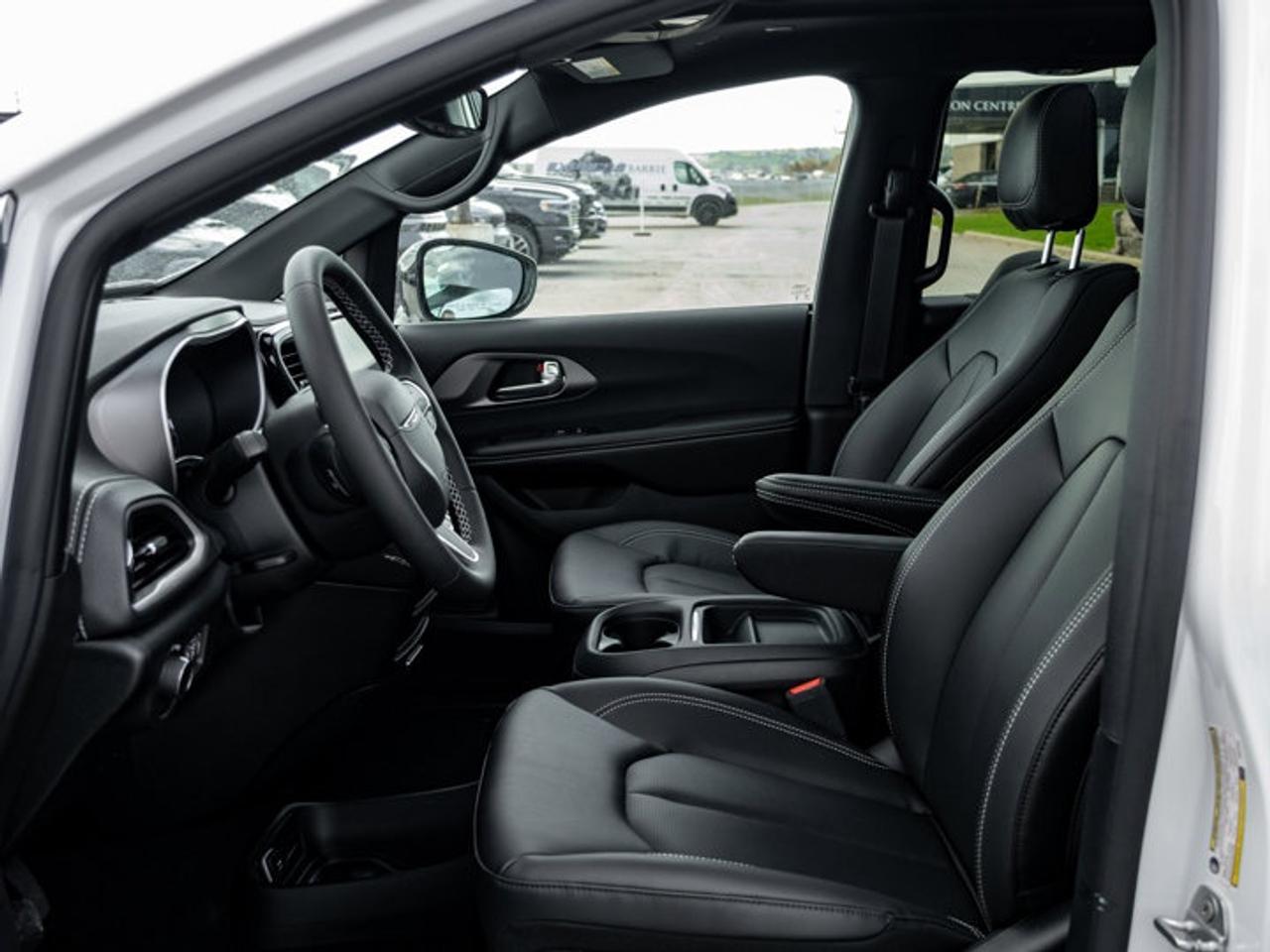 2027 Chrysler Pacifica Select Photo