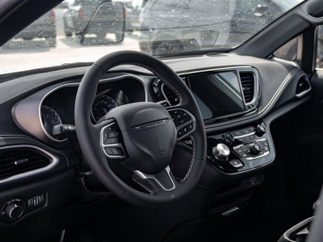 2027 Chrysler Pacifica Select Photo