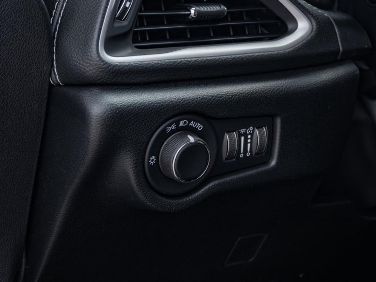 2027 Chrysler Pacifica Select Photo