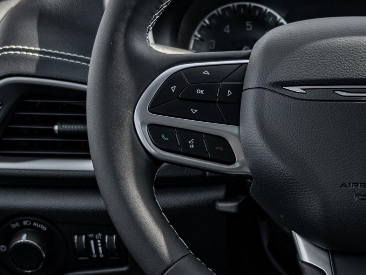 2027 Chrysler Pacifica Select Photo